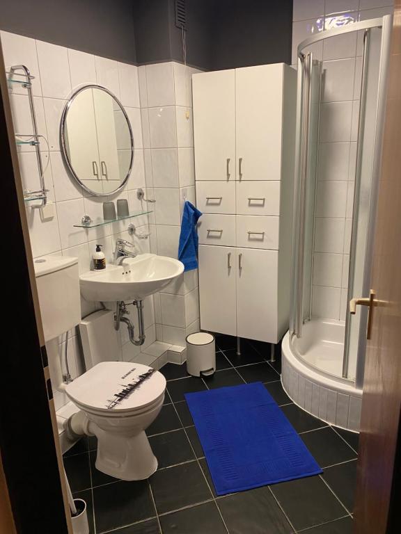 2 - schönes, modernes Bad in der Pension King Royal Hamburg 1